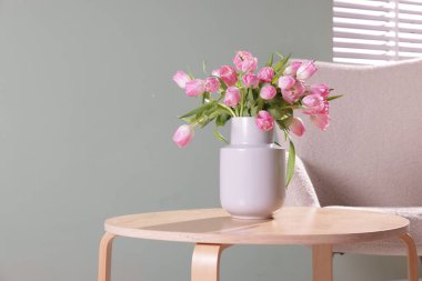 İçerideki masada vazoda duran bir buket güzel lale. Metin için boşluk