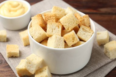 Ahşap masadaki soslu çıtır çıtır çıtır, yakın plan.