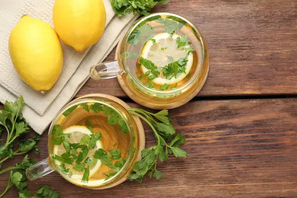 Tahta masaya limon dilimleri konmuş sağlıklı maydanoz çayı. Detoks içeceği