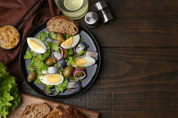 Ringa balıklı, yumurtalı, hardallı ve sebzeli nefis salata. Metin için boşluk