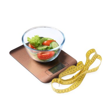 Beyaz üzerine izole edilmiş salata ve mezura ile elektronik mutfak terazileri.