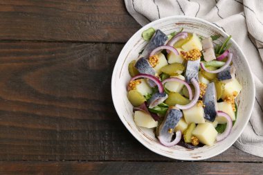Ringa balıklı lezzetli salata, sebzeler ve ahşap masada hardal, üst manzara. Metin için boşluk