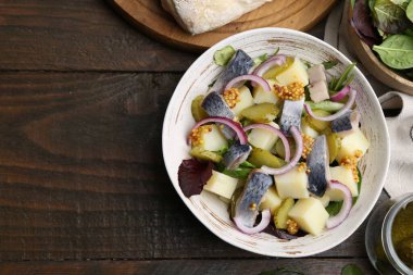 Ringa balıklı nefis salata ve ahşap masada servis edilen sebzeler. Metin için boşluk