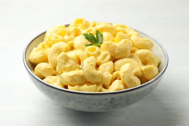 Peynir soslu lezzetli makarna. Işık masasında, yakın plan.