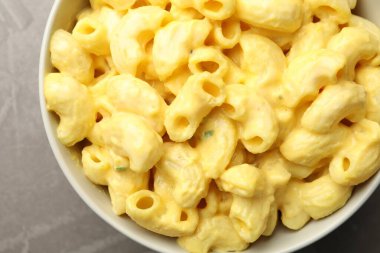 Peynir soslu lezzetli makarna. Gri masada, üst tarafta.