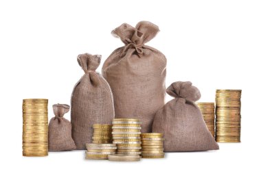 Zenginlik. Yığınla bozuk para ve çuval beyazı izole edilmiş.