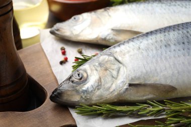 Tuzlu ringa balıkları ve baharatlar masada, yakın plan.