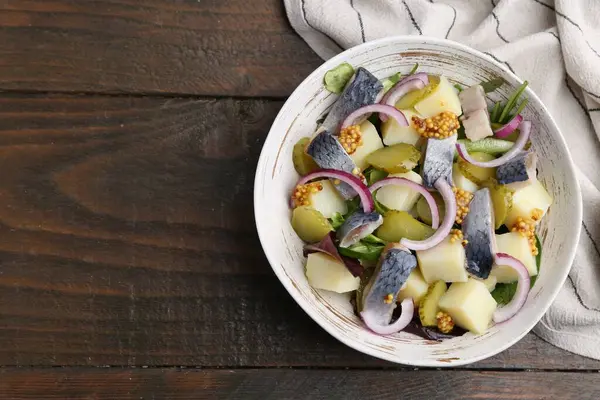 Ringa balıklı lezzetli salata, sebzeler ve ahşap masada hardal, üst manzara. Metin için boşluk