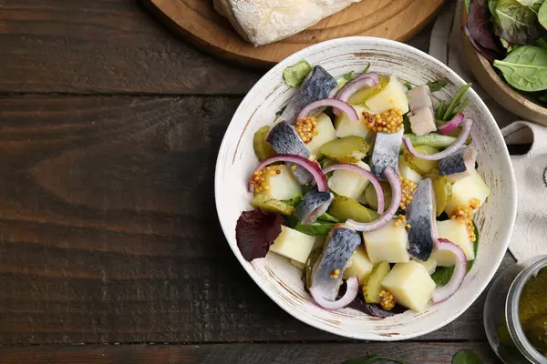 Ringa balıklı nefis salata ve ahşap masada servis edilen sebzeler. Metin için boşluk
