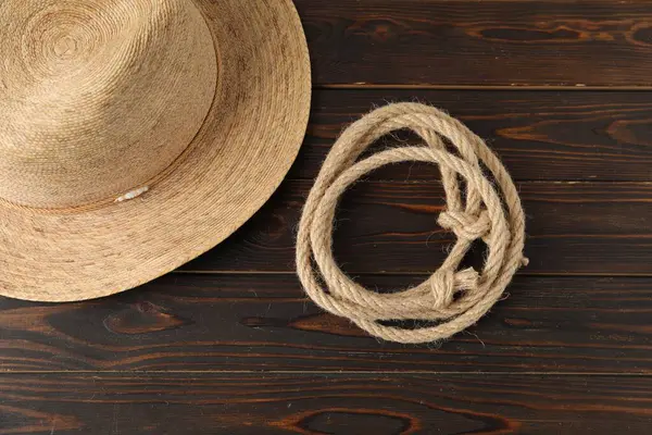 Ahşap zemin üzerinde pamuk ip ve hasır şapka, düz yatıyordu.