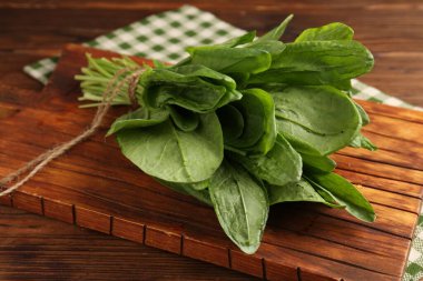 Tahta masada taze yeşil kuş yaprakları, yakın plan.