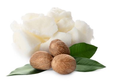 Doğal Shea yağı, fındık ve yeşil yapraklar beyaza izole edilmiş.