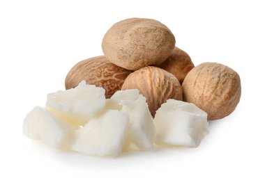 Doğal tereyağı ve fındık beyaza izole edilmiş.