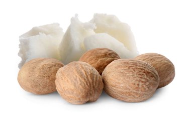 Doğal tereyağı ve fındık beyaza izole edilmiş.