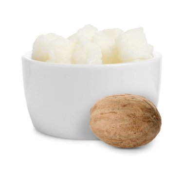 Doğal tereyağı kasede ve fındık beyaza izole edilmiş.