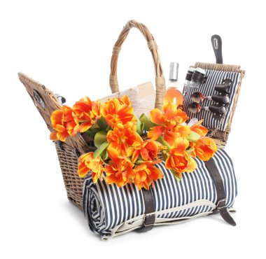 Güzel laleler, şarap şişesi, hediye kutusu ve piknik sepetindeki yemek takımı beyaza izole edilmiş.