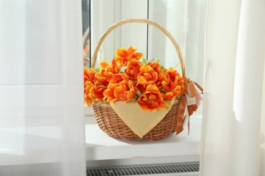 Pencere pervazında hasır sepette güzel laleler.