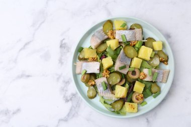 Beyaz mermer masada ringa balıklı nefis salata, üst manzara. Metin için boşluk