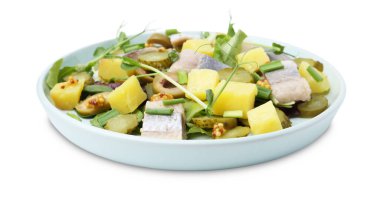 Beyaz ringa balığıyla nefis salata.