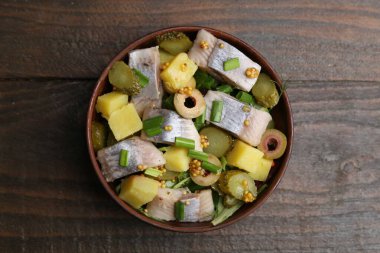 Tahta masada ringa balığıyla nefis bir salata.