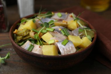 Tahta masada ringa balıklı leziz salata, yakın plan.