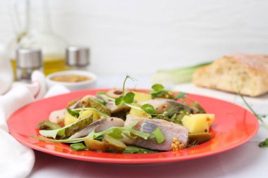 Beyaz fayanslı ringa balıklı nefis salata, yakın plan.