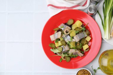 Ringa balıklı nefis salata ve beyaz fayanslı masa üzerindeki malzemeler, düz yatak. Metin için boşluk