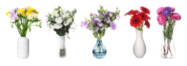 Beyaz vazolardaki farklı güzel çiçeklerden buketler.