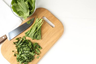 Beyaz ahşap masada taze at ve bıçak kes, düz yat. Metin için boşluk