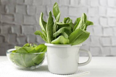 Beyaz ahşap masada kupada taze kuş, yakın plan.