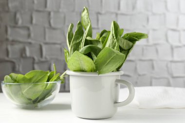 Beyaz ahşap masada kupada taze kuş, yakın plan.