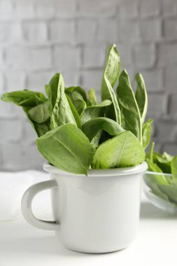 Beyaz ahşap masada kupada taze kuş, yakın plan.