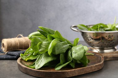 Gri masada taze kuş sürüsü, yakın plan.