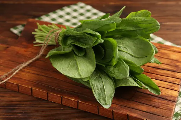 Tahta masada taze yeşil kuş yaprakları, yakın plan.