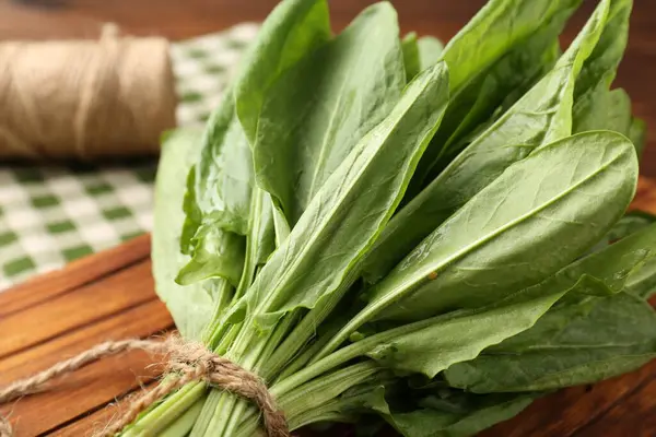 Masada taze yeşil kuş yaprakları ve sicimler var. Yakın plan.