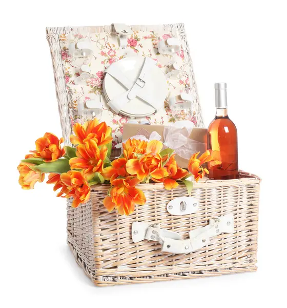 Güzel laleler, şarap şişesi, hediye kutusu ve piknik sepetindeki yemek takımı beyaza izole edilmiş.