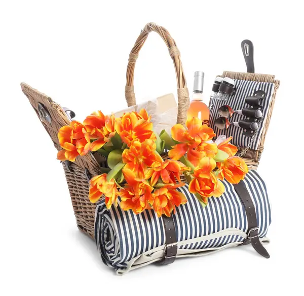 Güzel laleler, şarap şişesi, hediye kutusu ve piknik sepetindeki yemek takımı beyaza izole edilmiş.