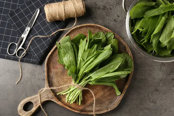 Taze kuş sürüsü, makas ve sicim gri masada, düz yatıyordu.
