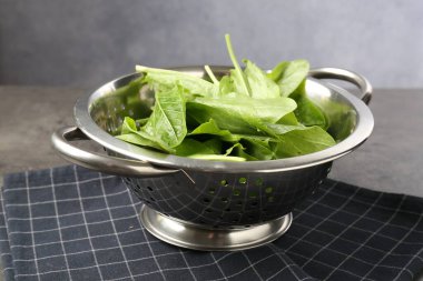 Gri masada metal kevgir sürüsü, yakın plan.