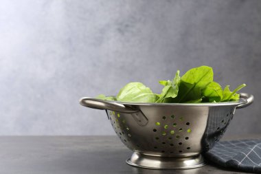 Gri masada metal kevgir sürüsü, yakın plan. Metin için boşluk