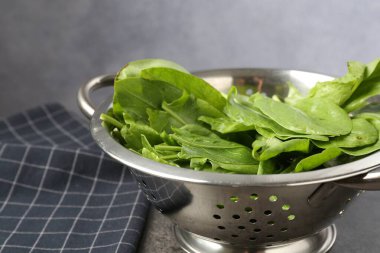 Gri masada metal kevgir sürüsü, yakın plan.