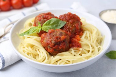 Köfteli lezzetli makarna ışık masasında, yakın plan.