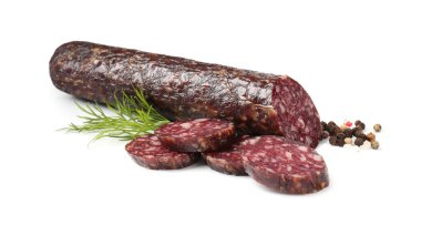 Lezzetli kuru sosis ve baharatlar beyaz üzerine izole edilmiş.