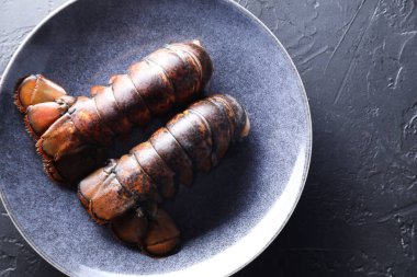 Siyah masada çiğ ıstakoz kuyruğu, üst manzara.