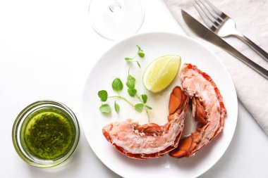 Lezzetli haşlanmış ıstakoz, beyaz masada servis edilir.