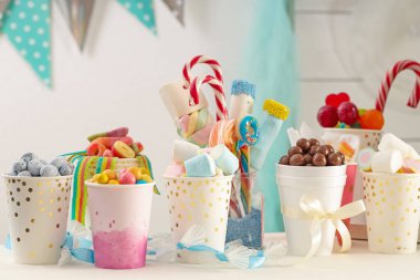 Çikolata. Beyaz masada farklı tatlılar var.