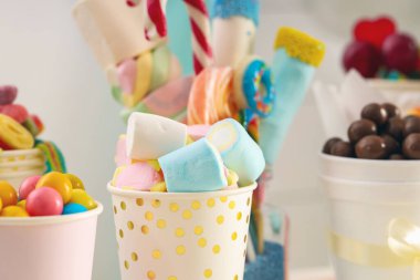 Çikolata. Farklı tatlılar, kapalı mekanda, yakın planda.