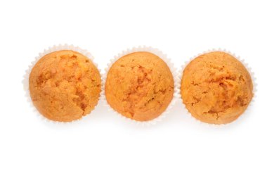 Lezzetli havuçlu kekler beyaza izole edilmiş.