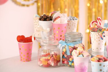 Çikolata. Dekoratif odadaki masada bir sürü farklı tatlı var.