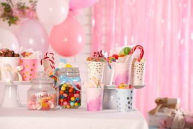 Çikolata. Dekoratif odadaki masada bir sürü farklı tatlı, metin için yer var.